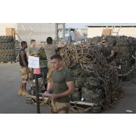 Des soldats du détachement de transit interarmées (DéTIA) préparent les paquetages pour leur transit vers Gao depuis Niamey, au Niger.