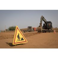 Une pelle hydraulique 317 et une niveleuse F 106.7 du 25e régiment du génie de l'air (RGA) terrassent le sol à Niamey, au Niger.