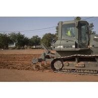 Un bulldozer lourd PR724 du 25e régiment du génie de l'air (RGA) terrasse le sol à Niamey, au Niger.