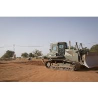 Un bulldozer lourd PR724 du 25e régiment du génie de l'air (RGA) terrasse le sol à Niamey, au Niger.