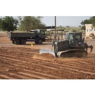 Un bulldozer lourd PR724 du 25e régiment du génie de l'air (RGA) terrasse le sol à Niamey, au Niger.