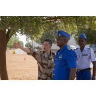 Le colonel Guillaume Gauthier s'entretient avec le lieutenant-colonel nigérien Salifou Mainassara au sujet des travaux sur la base de Niamey, au Niger.