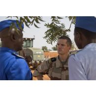 Le colonel Guillaume Gauthier s'entretient avec le lieutenant-colonel nigérien Salifou Mainassara au sujet des travaux sur la base de Niamey, au Niger.