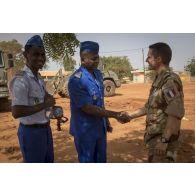 Le colonel Guillaume Gauthier s'entretient avec le lieutenant-colonel nigérien Salifou Mainassara au sujet des travaux sur la base de Niamey, au Niger.