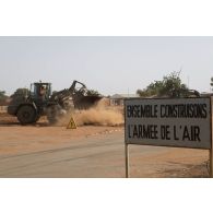 Une chargeuse-pelleteuse Terex TL 210 du 25e régiment du génie de l'air (RGA) terrase le sol à Niamey, au Niger.