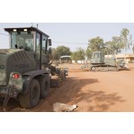 Une niveleuse F 106.7 et bulldozer lourd PR724 du 25e régiment du génie de l'air (RGA) terrassent le sol à Niamey, au Niger.