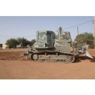 Un bulldozer lourd PR724 du 25e régiment du génie de l'air (RGA) terrasse le sol à Niamey, au Niger.