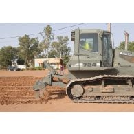 Un bulldozer lourd PR724 du 25e régiment du génie de l'air (RGA) terrasse le sol à Niamey, au Niger.