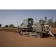 Un bulldozer lourd PR724 du 25e régiment du génie de l'air (RGA) terrasse le sol à Niamey, au Niger.