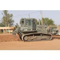 Un bulldozer lourd PR724 du 25e régiment du génie de l'air (RGA) terrasse le sol à Niamey, au Niger.