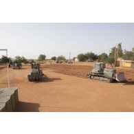 Une pelle hydraulique 317, une  niveleuse F 106.7 et bulldozer lourd PR724 du 25e régiment du génie de l'air (RGA) terrassent le sol à Niamey, au Niger.