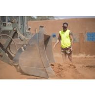 Une chargeuse-pelleteuse Terex TL 210 du 25e régiment du génie de l'air (RGA) terrase le sol à Niamey, au Niger.