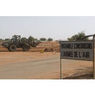 Une chargeuse-pelleteuse Terex TL 210 du 25e régiment du génie de l'air (RGA) terrase le sol à Niamey, au Niger.