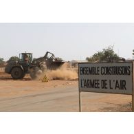 Une chargeuse-pelleteuse Terex TL 210 du 25e régiment du génie de l'air (RGA) terrase le sol à Niamey, au Niger.