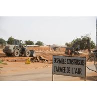 Une pelle hydraulique 317 et un chargeuse-pelleteuse Terex TL 210 du 25e régiment du génie de l'air (RGA) terrase le sol à Niamey, au Niger.