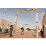 Vue de l'entrée du poste de commandement de la force conjointe du G5 Sahel à Sévaré, au Mali.