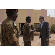 Le général malien Didier Dacko accueille monsieur Koen Davidse, représentant des Nations Unies, au poste de commandement du G5 Sahel Sévaré, au Mali.