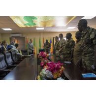 Le général malien Didier Dacko accueille monsieur Koen Davidse et Andrew Gilmour, représentants des Nations Unies, au poste de commandement du G5 Sahel Sévaré, au Mali.