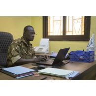 Le général malien Didier Dacko travaille au poste de commandement du G5 Sahel à Sévaré, au Mali.
