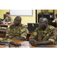 Le colonel malien Sissoko, chef des systèmes d'information et de commandement (J6) participe à un briefing au poste de commandement du G5 Sahel à Sévaré, au Mali.