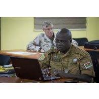 Le lieutenant-colonel burkinabè Coulibaly, chef de la logistique (J4) travaille au poste de commandement du G5 Sahel à Sévaré, au Mali.