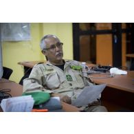 Le colonel mauritanien Seyid el Asri, chef des opérations (J3), travaille au poste de commandement du G5 Sahel à Sévaré, au Mali.