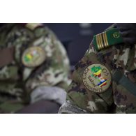 Rondache de la force conjointe du G5 Sahel sur le treillis d'un officier malien à Sévaré, au Mali.