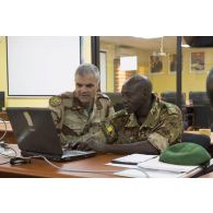 Le colonel Jean-Christophe Rogé, chef du module opération projetable (MOP) du commandement pour les opérations interarmées (CPOIA), travaille avec un officier de liaison malien à Sévaré, au Mali.