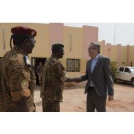 Le général malien Didier Dacko accueille monsieur Koen Davidse, représentant des Nations Unies, au poste de commandement du G5 Sahel Sévaré, au Mali.