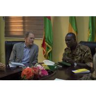 Le général malien Didier Dacko accueille monsieur Andrew Gilmour, représentant des Nations Unies, au poste de commandement du G5 Sahel Sévaré, au Mali.