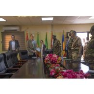 Le général malien Didier Dacko accueille monsieur Koen Davidse et Andrew Gilmour, représentants des Nations Unies, au poste de commandement du G5 Sahel Sévaré, au Mali.