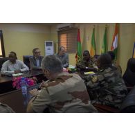 Le général malien Didier Dacko accueille monsieur Koen Davidse et Andrew Gilmour, représentants des Nations Unies, au poste de commandement du G5 Sahel Sévaré, au Mali.