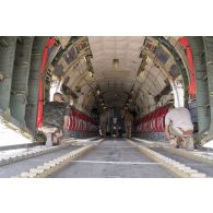 Des soldats du détachement de transit interarmées (DéTIA) préparent un avion Transall C-160 pour une opération de largage à Niamey, au Niger.