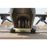 Des soldats du détachement de transit interarmées (DéTIA) préparent un avion Transall C-160 pour une opération de largage à Niamey, au Niger.