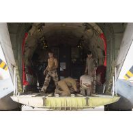 Des soldats du détachement de transit interarmées (DéTIA) préparent un avion Transall C-160 pour une opération de largage à Niamey, au Niger.