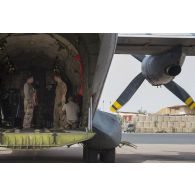 Des soldats du détachement de transit interarmées (DéTIA) préparent un avion Transall C-160 pour une opération de largage à Niamey, au Niger.