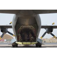 Des soldats du détachement de transit interarmées (DéTIA) préparent un avion Transall C-160 pour une opération de largage à Niamey, au Niger.