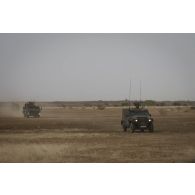 Un petit véhicule protégé (PVP) et des véhicules de l'avant blindés (VAB) du 515e régiment du train (RT) progressent en convoi sur le plateau de Batal, au Mali.