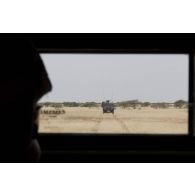 Un petit véhicule protégé (PVP) du 515e régiment du train (RT) progresse sur le plateau de Batal, au Mali.
