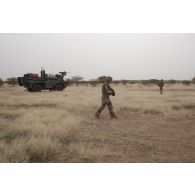 Des soldats du 515e régiment du train (RT) réalisent un 5-25 pour sécuriser le périmètre autour de leurs blindés sur le plateau de Batal, au Mali.
