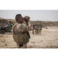 Un soldat du 515e régiment du train (RT) observe le périmètre sur le plateau de Batal, au Mali.