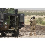 Un soldat du 515e régiment du train (RT) observe le périmètre sur le plateau de Batal, au Mali.