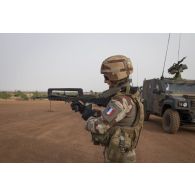 Un soldat du 515e régiment du train (RT) prépare son fusil d'assaut FAMAS pour partir en mission sur le plateau de Batal, au Mali.