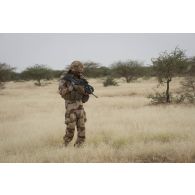 Un soldat du 515e régiment du train (RT) réalise un 5-25 pour sécuriser le périmètre autour des blindés sur le plateau de Batal, au Mali.