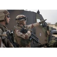 Le lieutenant Pierre-Loup du 515e régiment du train (RT) réarticule son peloton sur le plateau de Batal, au Mali.