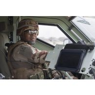 Portrait d'un soldat du 515e régiment du train (RT) au volant d'un petit véhicule protégé (PVP) sur le plateau de Batal, au Mali.