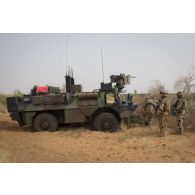 Des soldats du 515e régiment du train (RT) désensablent leur véhicule de l'avant blindé (VAB) sur le plateau de Batal, au Mali.