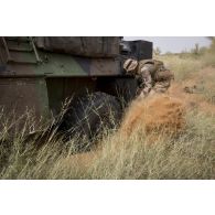 Un soldat du 515e régiment dun train (RT) désensable un véhicule de l'avant blindé (VAB) sur le plateau de Batal, au Mali.