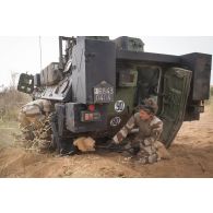 Des soldats du 515e régiment dun train (RT) désensablent un véhicule de l'avant blindé (VAB) sur le plateau de Batal, au Mali.
