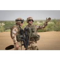 Le lieutenant Pierre-Loup du 515e régiment du train (RT) réarticule son peloton sur le plateau de Batal, au Mali.